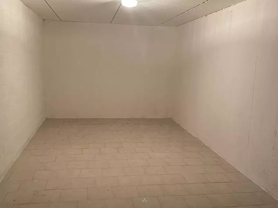 Immagine 2 di Garage in vendita  a Parma