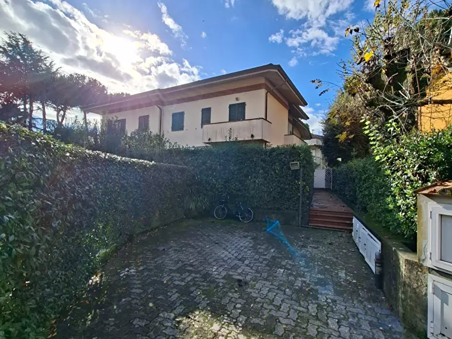 Immagine 1 di Quadrilocale in vendita  a Massa