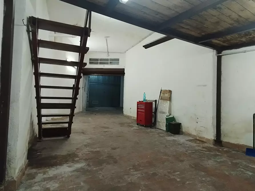 Immagine 10 di Garage in vendita  in via jaopo da lentini a Pomezia