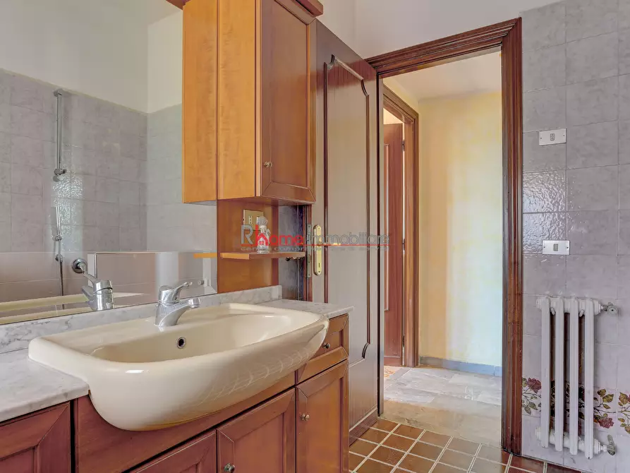 Immagine 14 di Trilocale in vendita  in Via Monte Lupo Fiorentino 99 a Roma