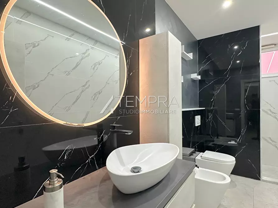 Immagine 10 di Casa indipendente in vendita  a Adrano