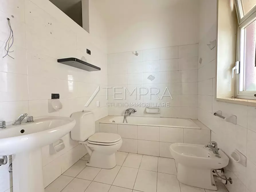 Immagine 9 di Appartamento in vendita  a Adrano