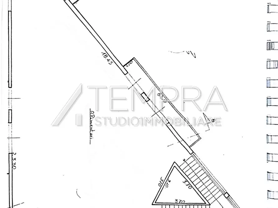 Immagine 15 di Locale commerciale in vendita  a Adrano