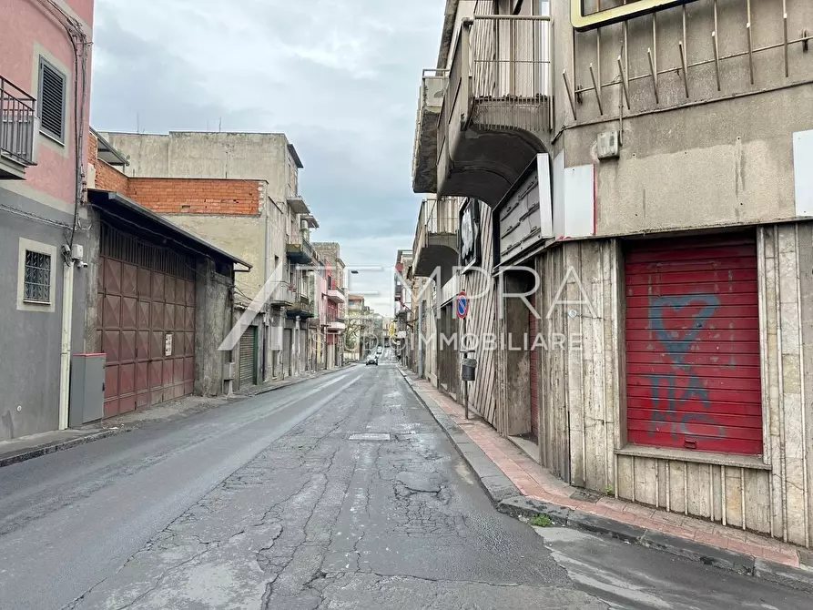 Immagine 8 di Locale commerciale in vendita  a Adrano