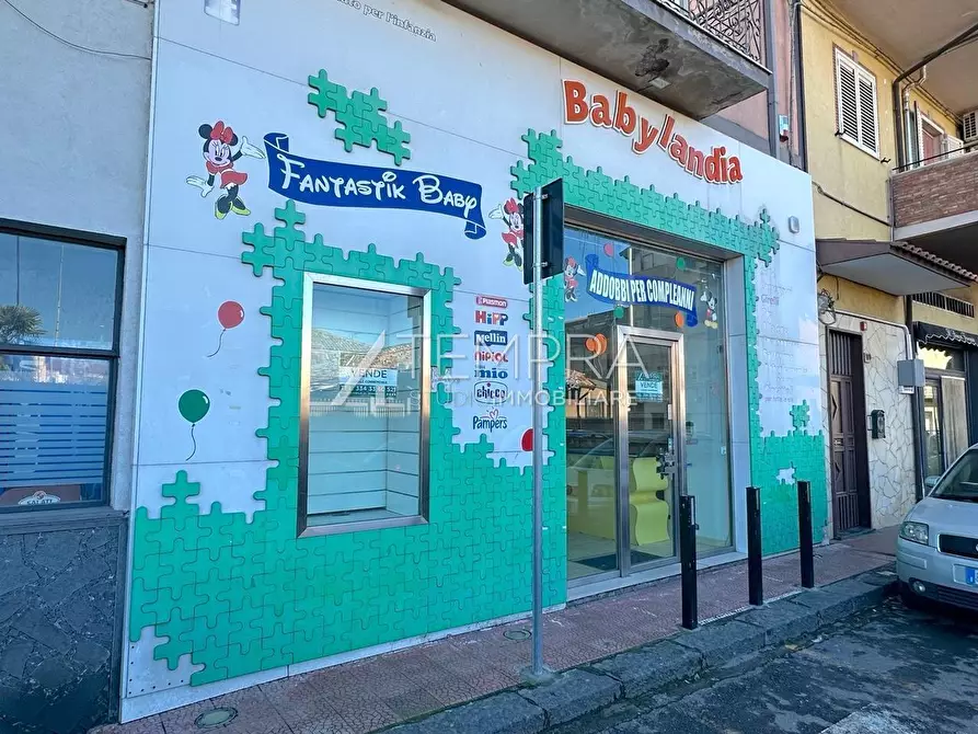 Immagine 2 di Locale commerciale in vendita  a Adrano
