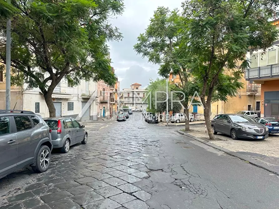 Immagine 12 di Locale commerciale in vendita  a Adrano