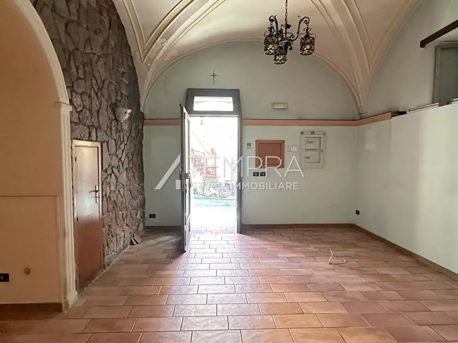 Immagine 4 di Locale commerciale in vendita  a Adrano