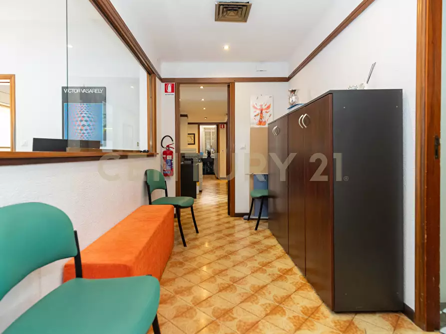 Immagine 1 di Pentalocale in vendita  in Via Grazia Deledda 2 a Catania