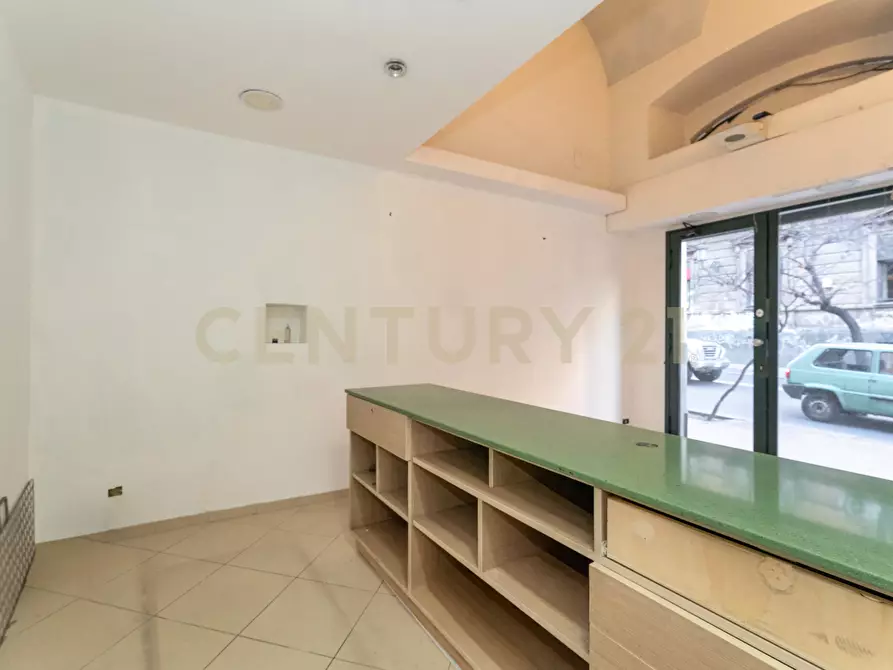 Immagine 3 di Locale commerciale in affitto  in viale Regina Margherita 19 a Catania