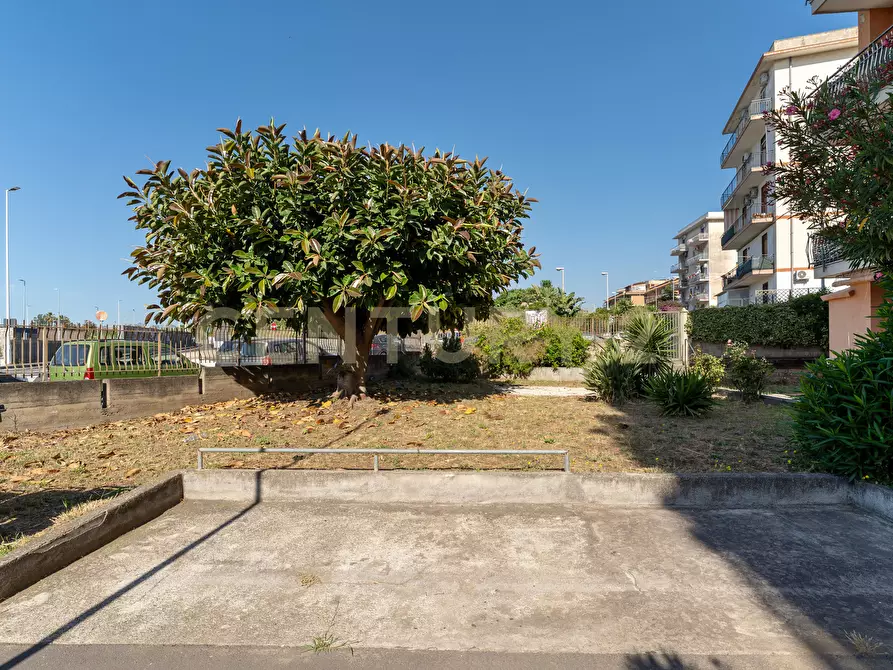 Immagine 31 di Pentalocale in vendita  in Via Carrubella 155 a Gravina Di Catania