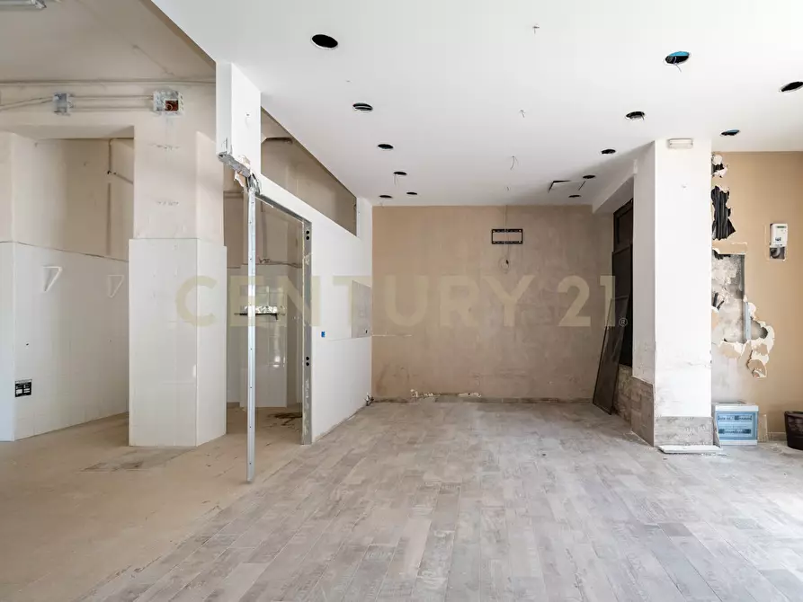 Immagine 7 di Locale commerciale in vendita  in Via Tiziano 10 a Gravina Di Catania