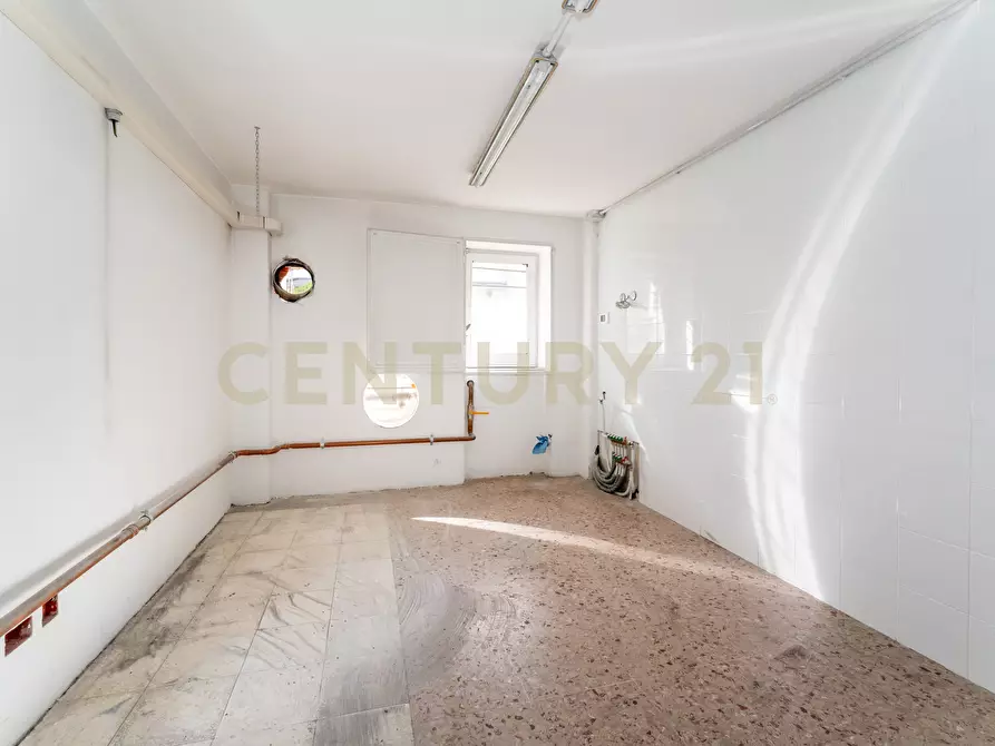 Immagine 32 di Locale commerciale in vendita  in Via Mario Sangiorgi 56 a Catania