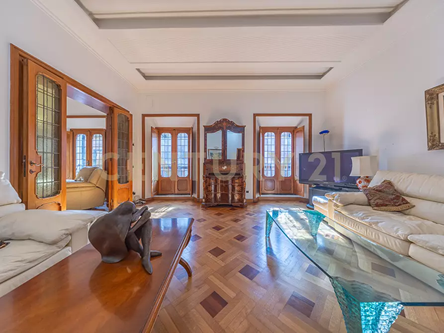 Immagine 8 di Pentalocale in vendita  in Via della Croce 71 a Roma