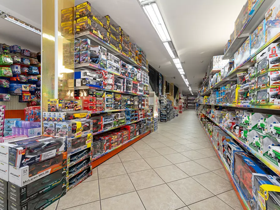 Immagine 25 di Locale commerciale in vendita  in Via Passo Gravina 150 a Catania