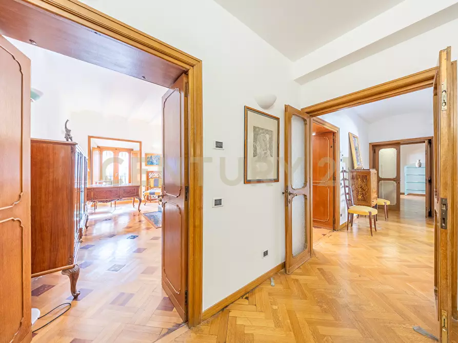 Immagine 39 di Pentalocale in vendita  in Via della Croce 71 a Roma