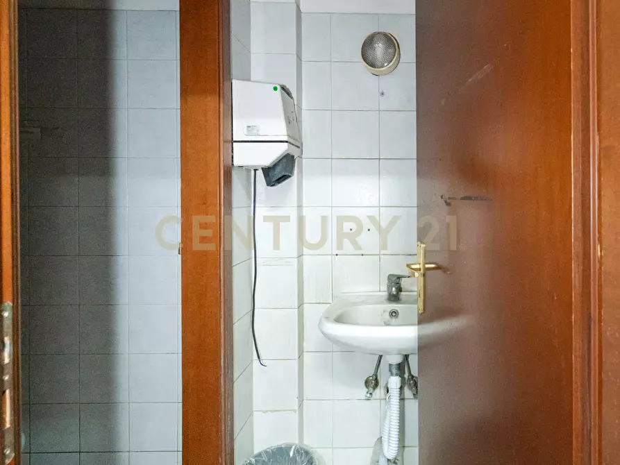 Immagine 11 di Locale commerciale in vendita  in Via Firenze 205 a Aci Castello