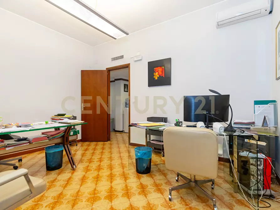 Immagine 15 di Pentalocale in vendita  in Via Grazia Deledda 2 a Catania