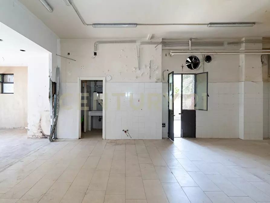 Immagine 17 di Locale commerciale in vendita  in Via Tiziano 10 a Gravina Di Catania