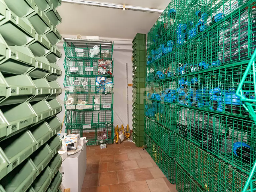 Immagine 22 di Locale commerciale in vendita  in Via Firenze 205 a Aci Castello