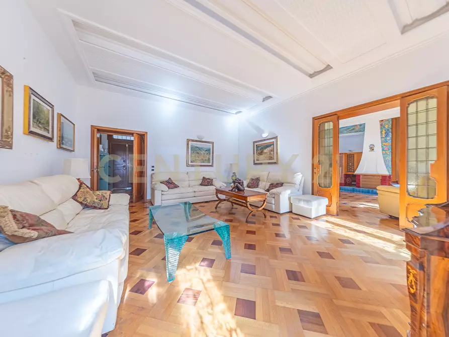 Immagine 9 di Pentalocale in vendita  in Via della Croce 71 a Roma