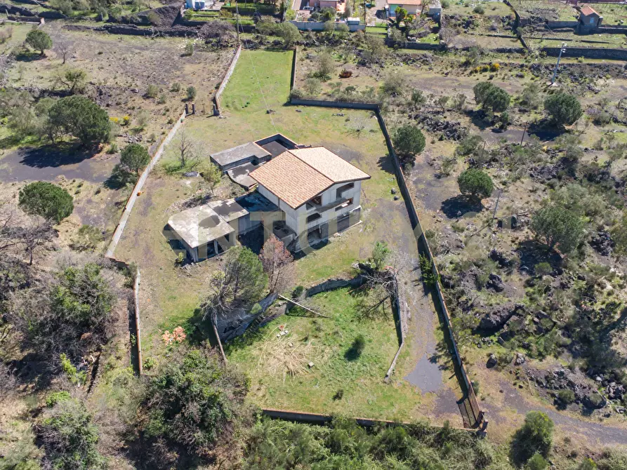 Immagine 1 di Palazzo in vendita  in Via dell'Aria snc a Pedara