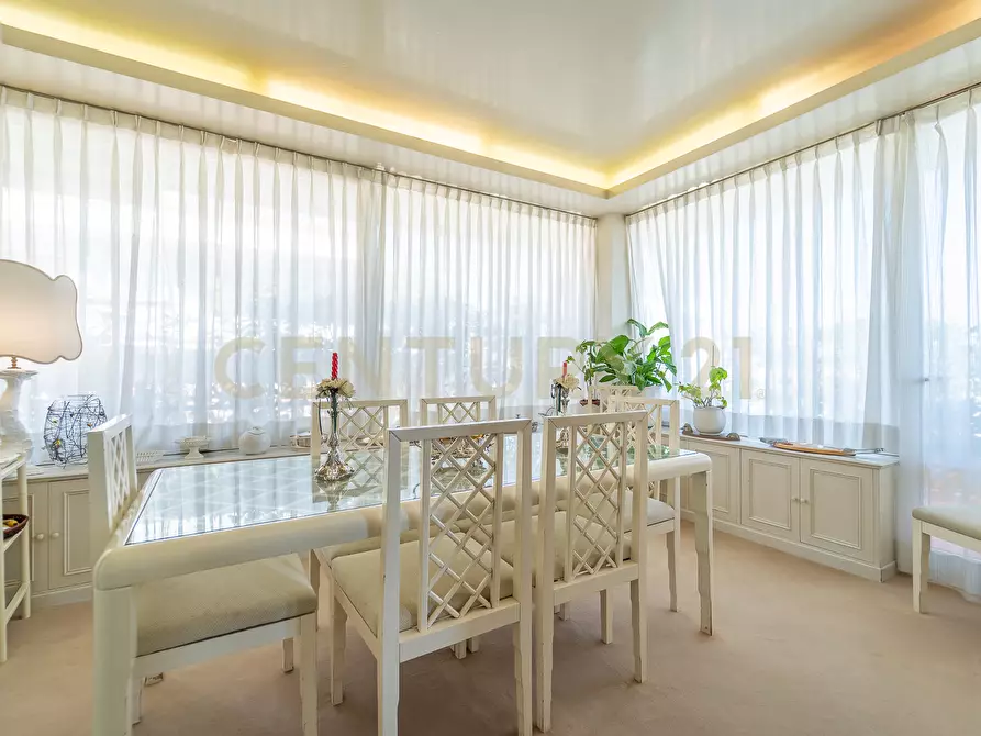 Immagine 2 di Attico in vendita  in Viale Cortina d'Ampezzo 199 a Roma