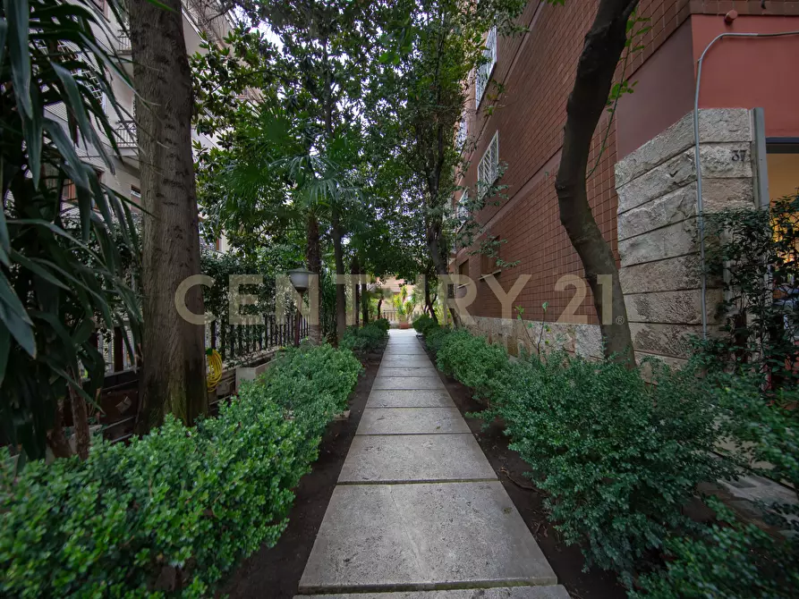 Immagine 37 di Trilocale in vendita  in Via Bevagna 56 a Roma