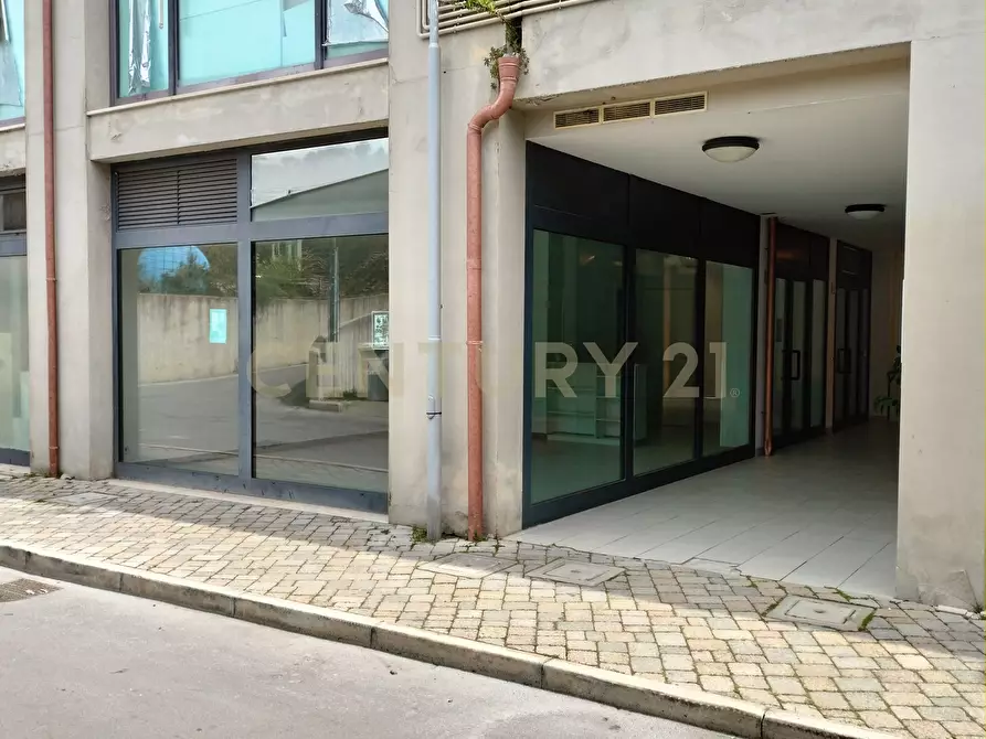 Immagine 12 di Locale commerciale in vendita  in Piazza Primo Wongher 17 a Monte Argentario