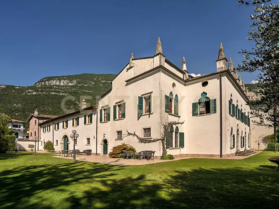 Immagine 1 di Villa in vendita  in Via Adige 25 a Brentino Belluno
