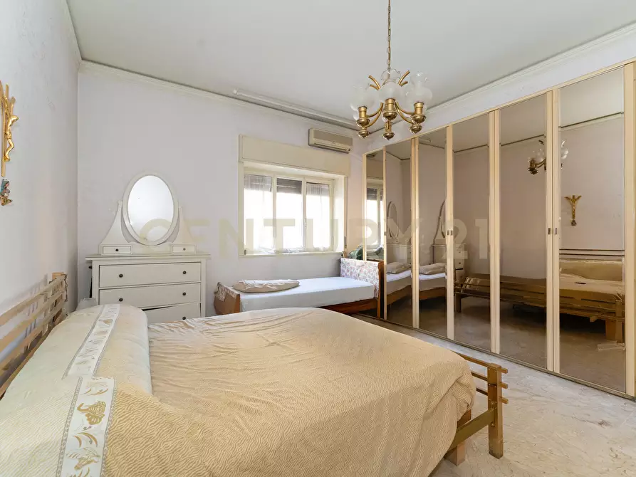 Immagine 42 di Pentalocale in vendita  in Via Fratelli Bandiera 13 a Gravina Di Catania