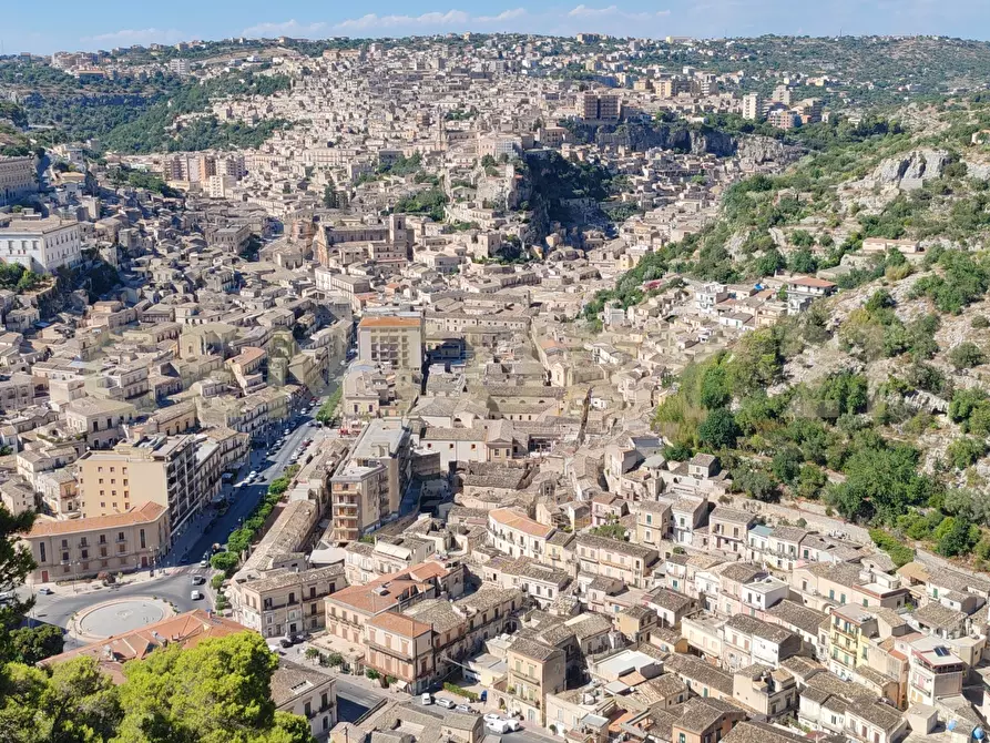 Immagine 10 di Pentalocale in vendita  in Corso Umberto I 1C a Modica