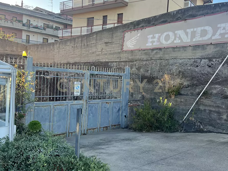 Immagine 1 di Garage in vendita  in Via Antonio Gramsci 97 a Gravina Di Catania