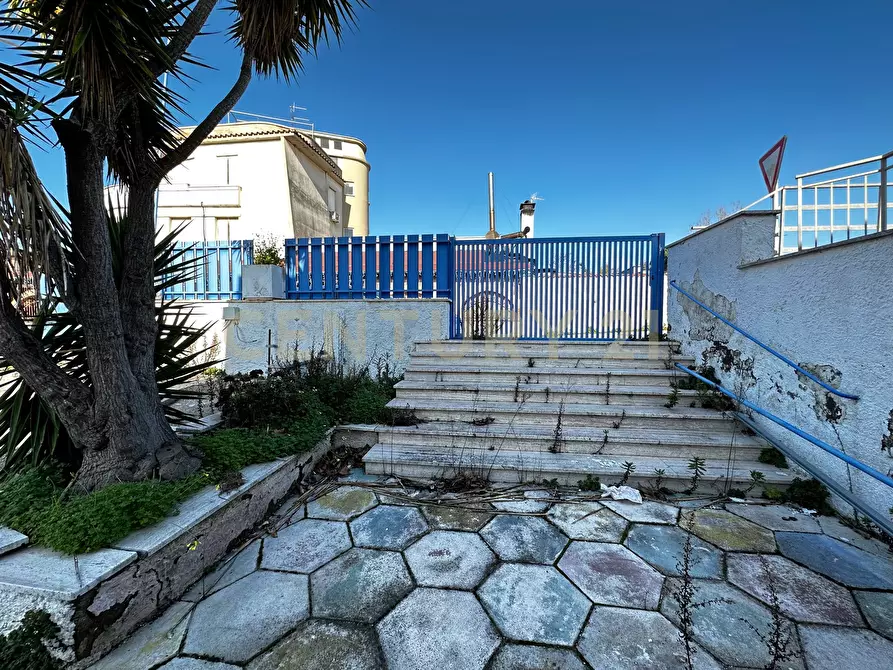 Immagine 34 di Locale commerciale in vendita  in Via Partenope 2 a Anzio