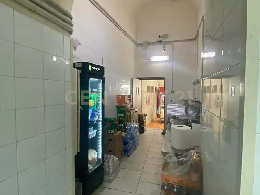 Immagine 11 di Locale commerciale in vendita  in via zia lisa 181 a Catania