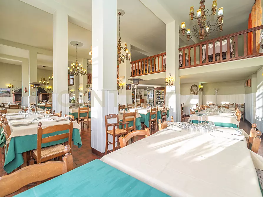 Immagine 28 di Locale commerciale in vendita  in Via Nemorense 17 a Nemi