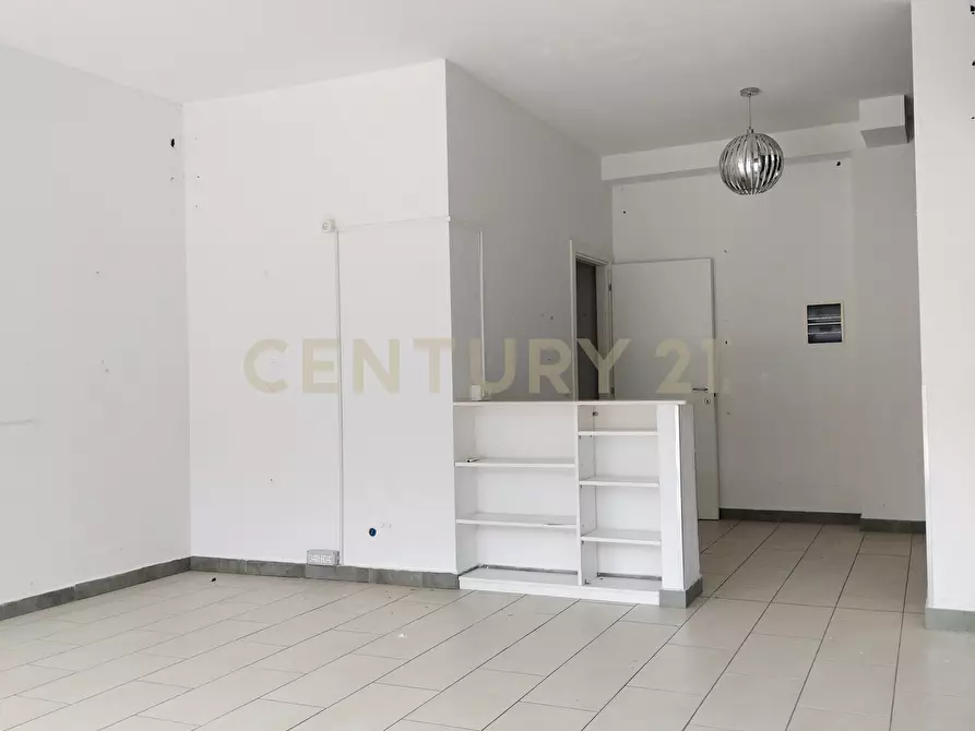 Immagine 23 di Locale commerciale in vendita  in Piazza Primo Wongher 17 a Monte Argentario