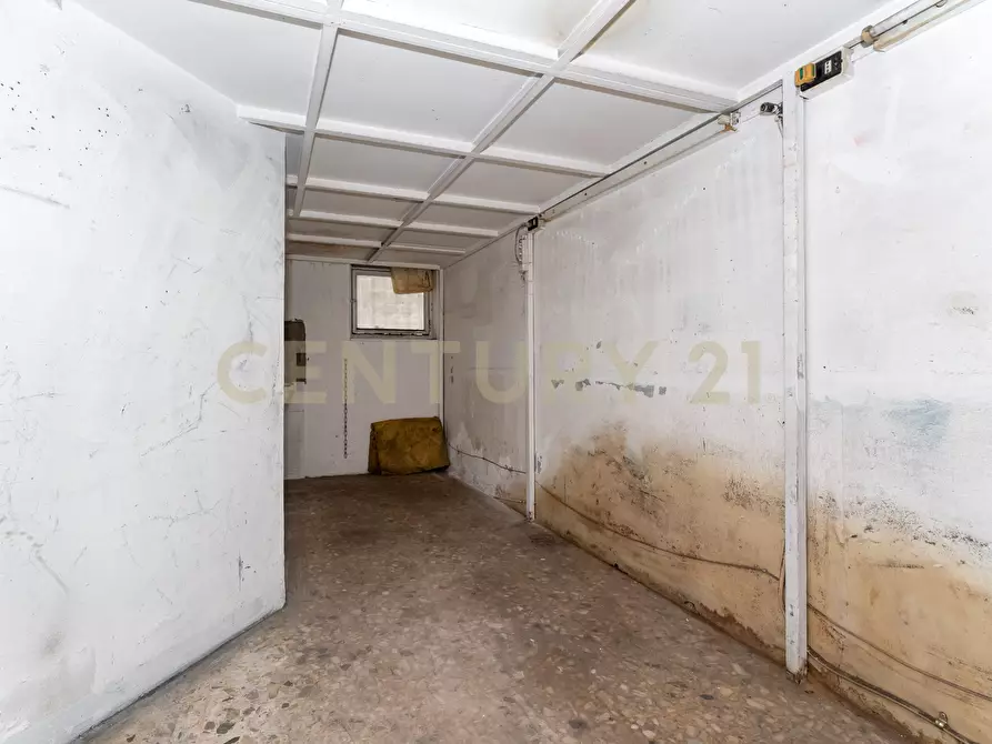 Immagine 12 di Locale commerciale in vendita  in Via Bronte 2 a Catania