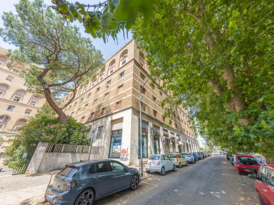 Immagine 3 di Trilocale in vendita  in Via Rosa Guarnieri Carducci 3 a Roma