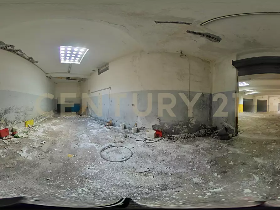 Immagine 39 di Locale commerciale in vendita  in Via Carnazza 37 a Tremestieri Etneo