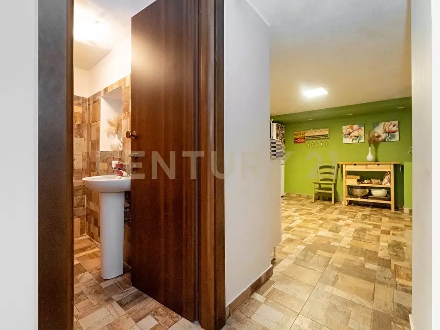 Immagine 41 di Pentalocale in vendita  in Via Crocifisso 26 a Aci Castello