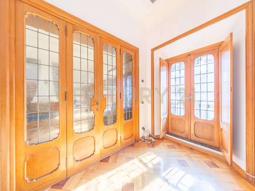 Immagine 11 di Pentalocale in vendita  in Via della Croce 71 a Roma