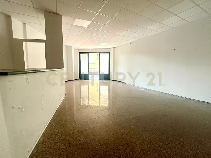 Immagine 13 di Locale commerciale in vendita  in Piazza Vittorio Emanuele a Nicolosi