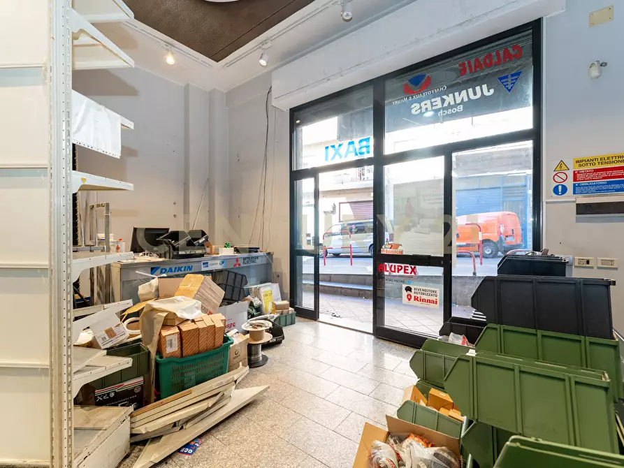 Immagine 3 di Locale commerciale in vendita  in Via Firenze 205 a Aci Castello