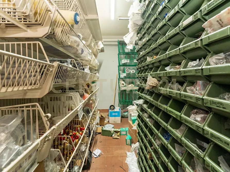 Immagine 24 di Locale commerciale in vendita  in Via Firenze 205 a Aci Castello