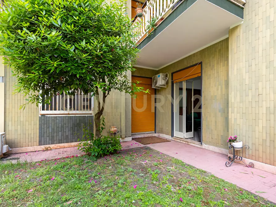 Immagine 36 di Pentalocale in vendita  in Via Grazia Deledda 2 a Catania