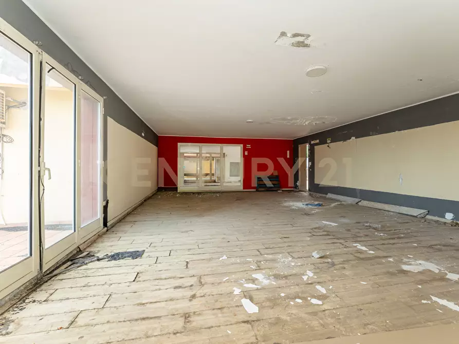 Immagine 26 di Showroom in vendita  in Via delle Scuole 1 a Aci Castello