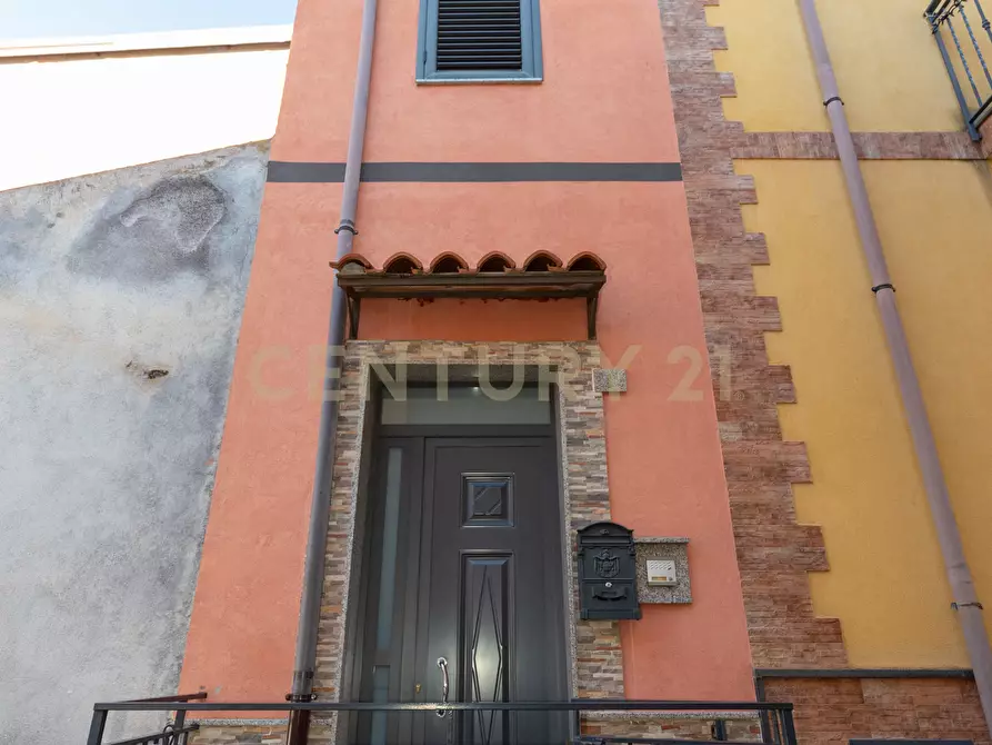 Immagine 1 di Casa indipendente in vendita  in Via Carnazza 1 a Adrano