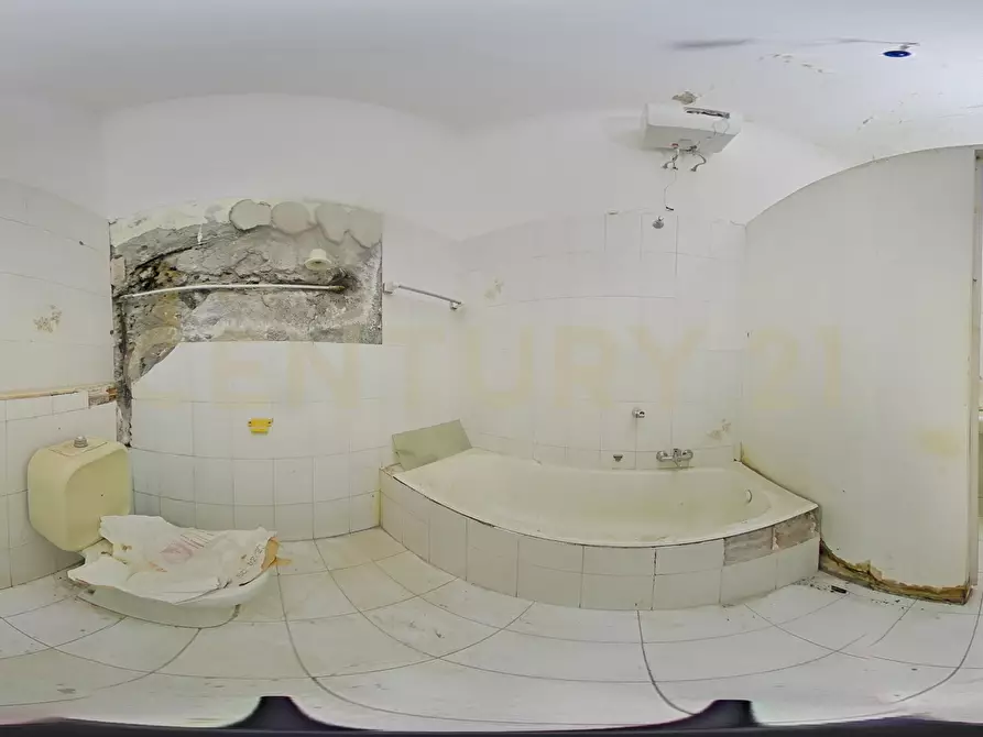 Immagine 32 di Locale commerciale in vendita  in Via IV Novembre 13 a Adrano