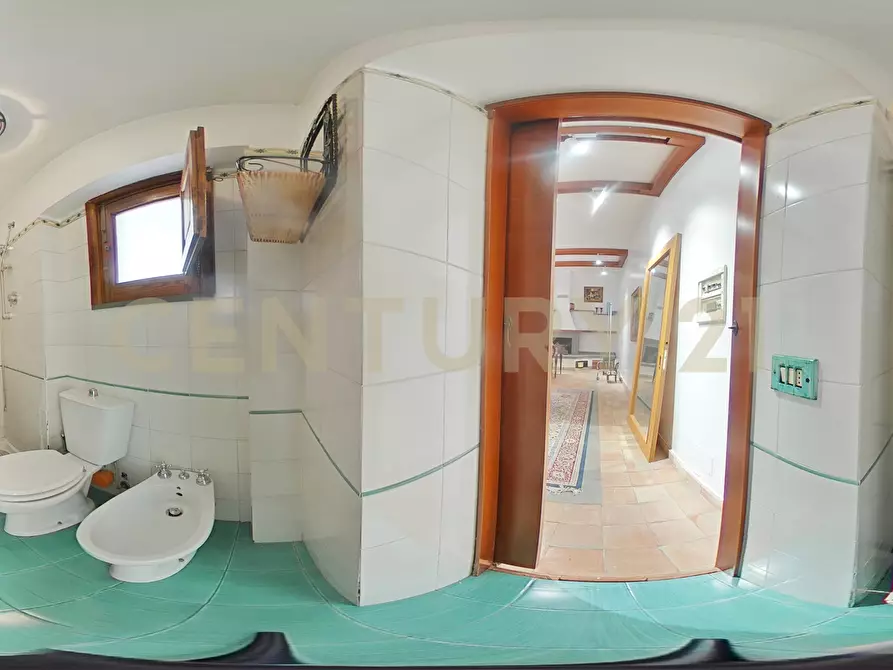 Immagine 40 di Locale commerciale in affitto  in Via Etnea 90 a Mascalucia