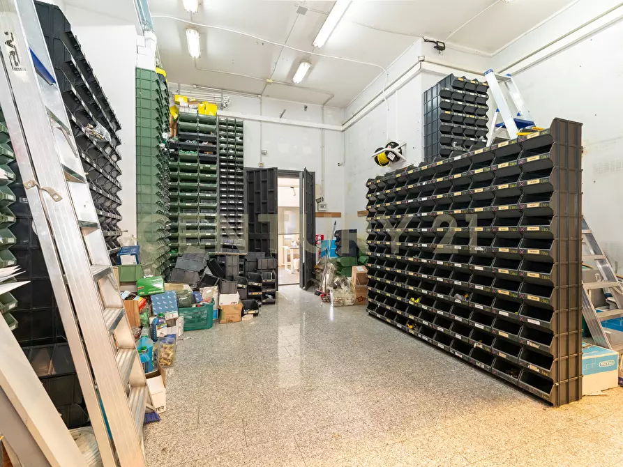 Immagine 7 di Locale commerciale in vendita  in Via Firenze 205 a Aci Castello